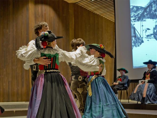 Foto für Traditioneller Tirolerabend: Volkstanz, Musik und Trachten
